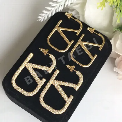 발렌티노 스터드 스와로브스키 크리스탈 귀걸이 63661