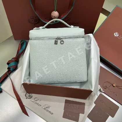 로로피아나 연한 파란색 소가죽 백팩 39343