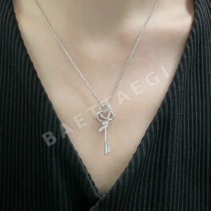 티파니 18K 골드 다이아몬드 T 노트 키 목걸이 70641
