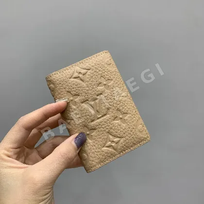 루이비통 살구 무늬 양각 카드 홀더 지갑 M13974