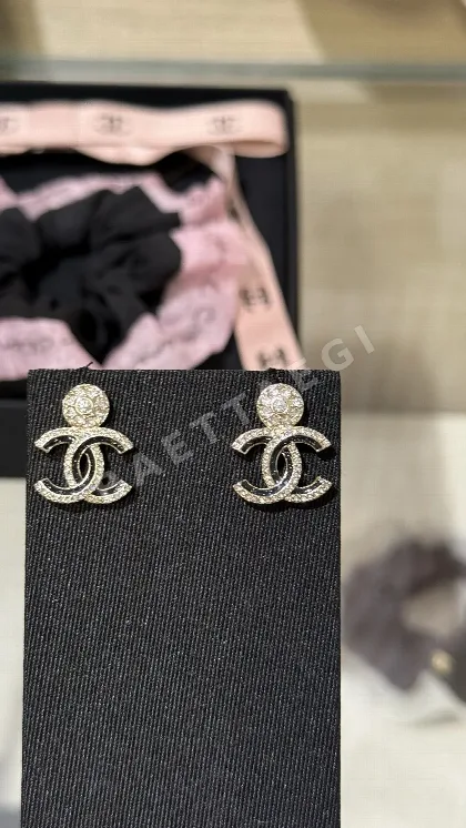 샤넬 25a 라운드 라이트골드 더블 C 블랙 스파클링 스터드 귀걸이 65952