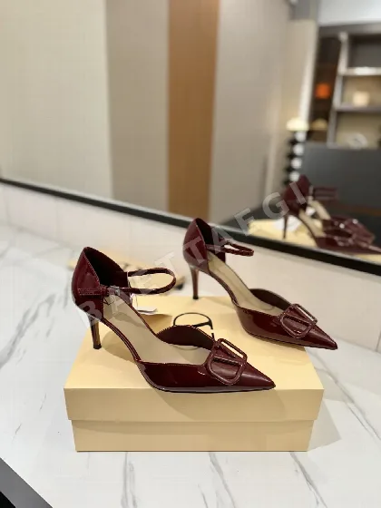 발렌티노 레더 메탈 브이 버클 펌프스 힐 105578