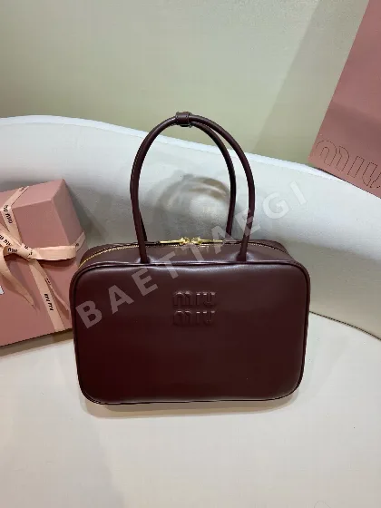 미우미우 엠보싱 로고 볼링백 5BB117