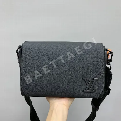 루이비통 로메가 스몰 메신저백 M24769
