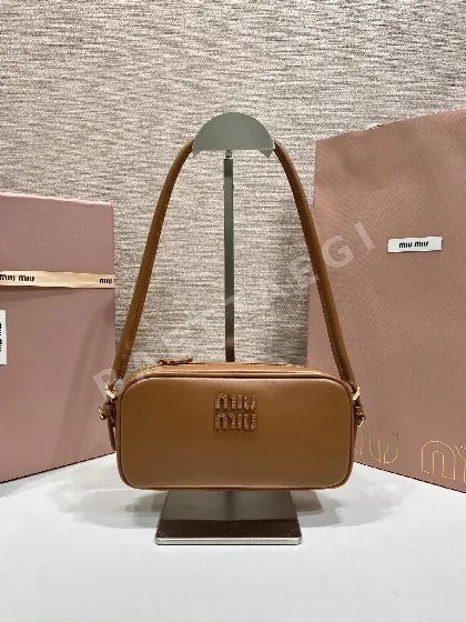 미우미우 패딩 가죽 토트백 5NE024