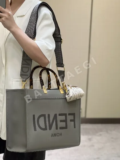 펜디 선샤인 미디엄 레더 쇼퍼백 155035