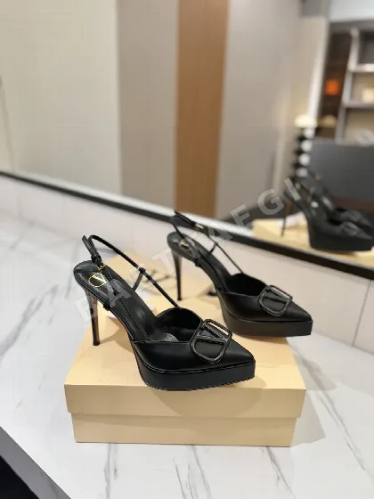 발렌티노 V 버클 뾰족토 샌들 134633