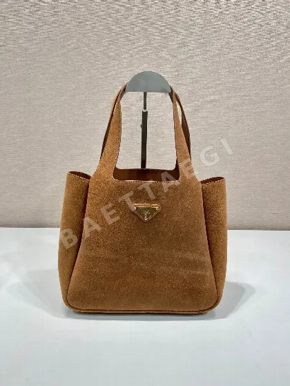 프라다 스웨이드 라지 버킷백 1BG335