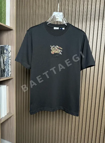 버버리 클래식 승마 모티브 자수 남성 반팔 티셔츠 49552