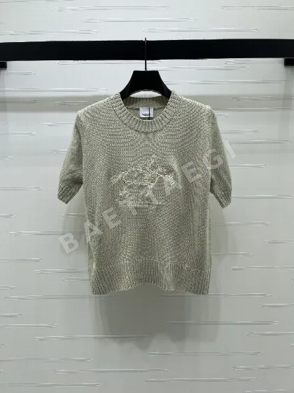 버버리 포니 자수 라운드넥 반팔 셔츠 103121
