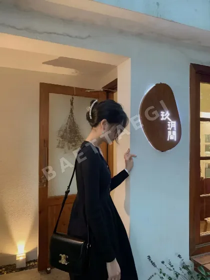 셀린느 블랙 골드 스킨 미디엄 가방 86438