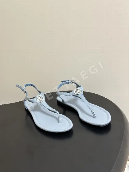 루이비통 LV 바이브 메탈 버클 비치 샌들 112972
