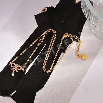 디올 메탈릭 문자 목걸이 134825