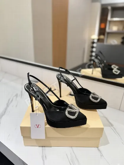 발렌티노 V 로고 버클 하이힐 샌들 134639