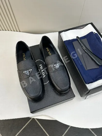 프라다 가죽 로퍼 142404