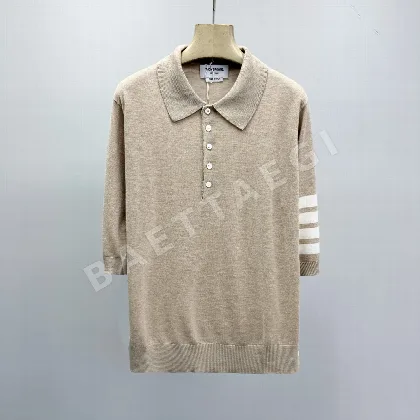 톰브라운 4바 스트라이프 버튼 리브 조직 반팔 폴로셔츠 113998