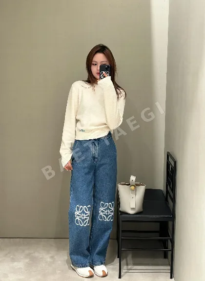로에베 레이저 커팅 디테일 워시드 데님 여성 바지 96882