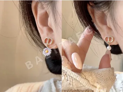 디올 비대칭 진주 데이지 귀걸이 134973