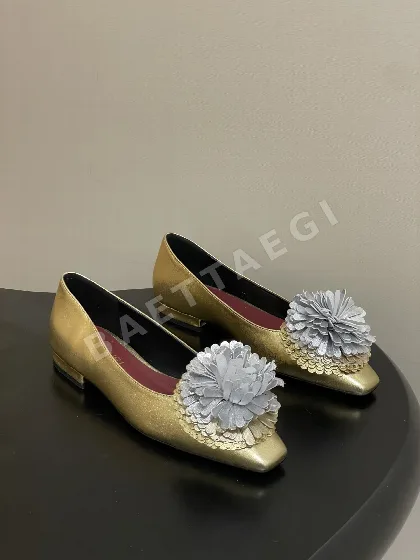 샤넬 카멜리아 장식 백스트랩 플랫 샌들 104976