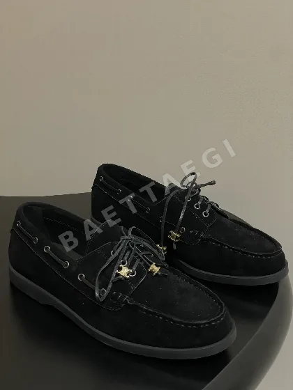 셀린느 보트 레이스업 플랫 로퍼 8947