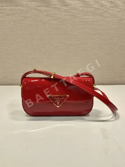 프라다 페이턴트 가죽 숄더백 1BD339 67021