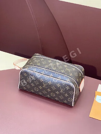 루이비통 M44494 모노그램 캔버스! (화장품 가방) 이 넉넉한 사이즈의 화장품
