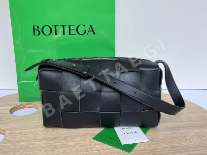 보테가베네타 브릭 카세트 램스킨 언더암 가방 185235