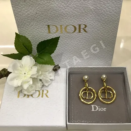 디올 진주 메탈 귀걸이 134765