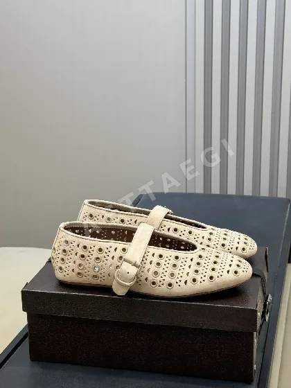 알라이아 램스킨 메탈릭 아이렛 발레 슈즈 120796