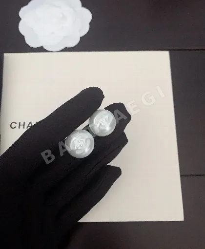 샤넬 화이트 레진 진주 장식 귀걸이 125149