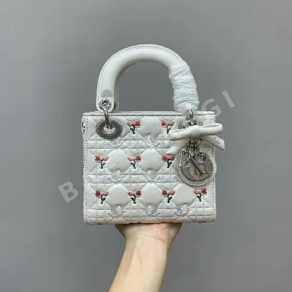 디올 레이디 미니 새 자수 램스킨 가방 190507