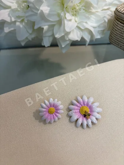 디올 핑크 데이지 진주 벌 장식 귀걸이 135211