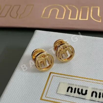 미우미우 미니멀 M 로고 귀걸이 61285