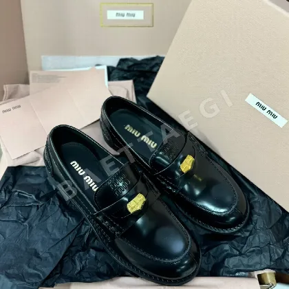 미우미우 마이어 코인 장식 스웨이드 로퍼 93987