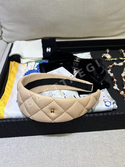 샤넬 램스킨 더블 C 장식 헤어밴드 131251