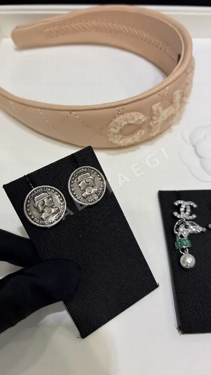 샤넬 골드 코인 스터드 귀걸이 133508