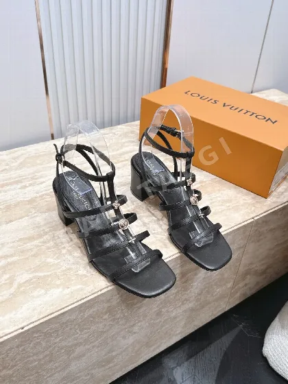 루이비통 메탈 버클 청키힐 샌들 113523
