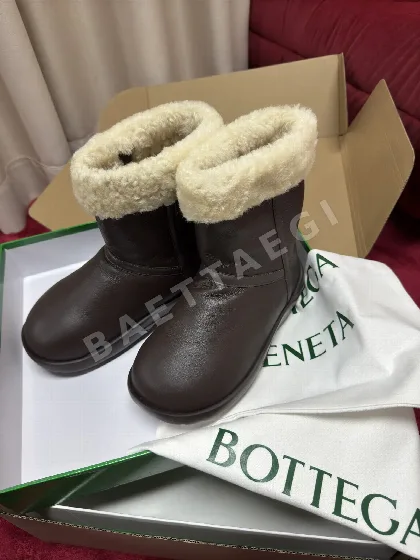 보테가베네타 램스킨 시어링 앵클 부츠 93787