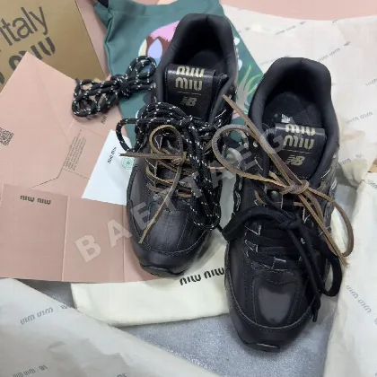 미우미우 오버사이즈 가죽 인레이 스니커즈 93959