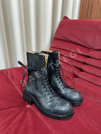 미우미우 데미지 가공 소가죽 마틴 부츠 93828