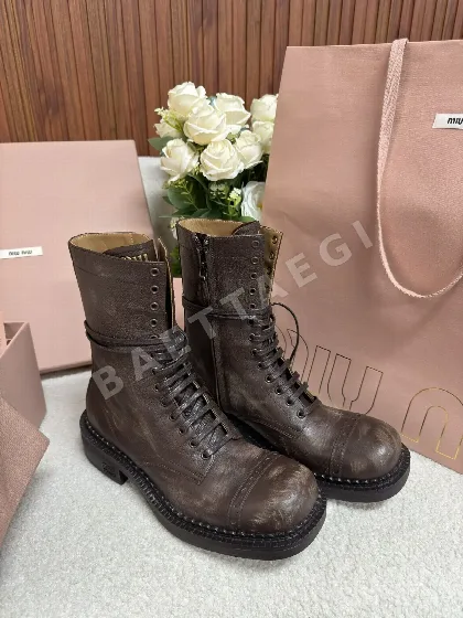 미우미우 레이스업 소가죽 앵클 부츠 93860