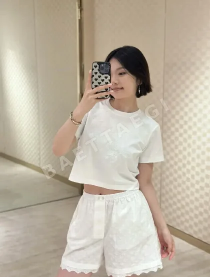 루이비통 자수 크롭 반팔 티셔츠 73720