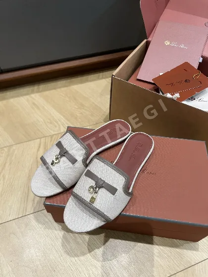 로로피아나 양가죽 램스킨 서머 참 샌들 75322