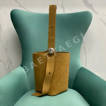 로에베 페블 스웨이드 버킷백 77195