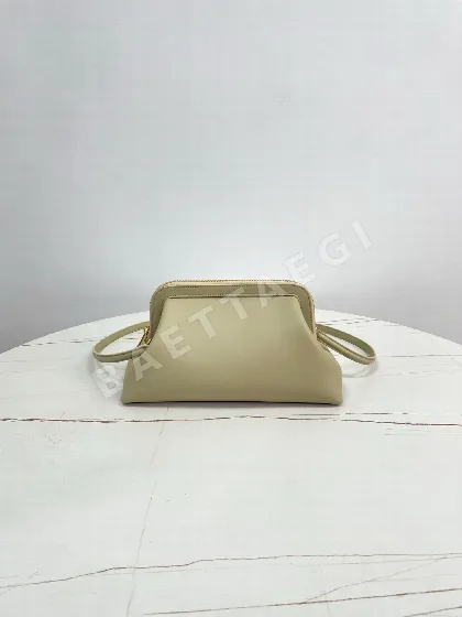 셀린느 닥터 파우치 서플 내츄럴 카프스킨 L106N3