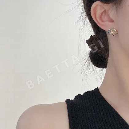 샤넬 심플 에나멜 귀걸이 153807