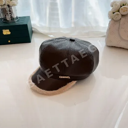 샤넬 가죽 밍크 장식 팔각모자 82247