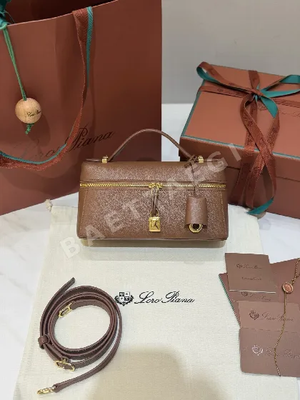 로로피아나 소가죽 크로스바디백 190940