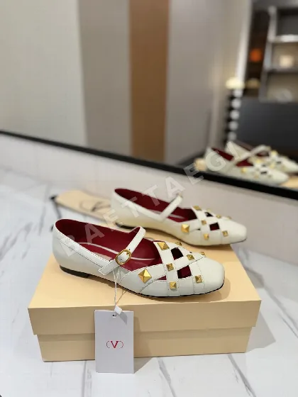 발렌티노 스터드 장식 발레 슈즈 134789
