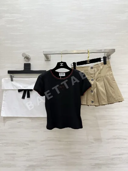 샤넬 자수 디테일 여성 반팔 티셔츠 103608